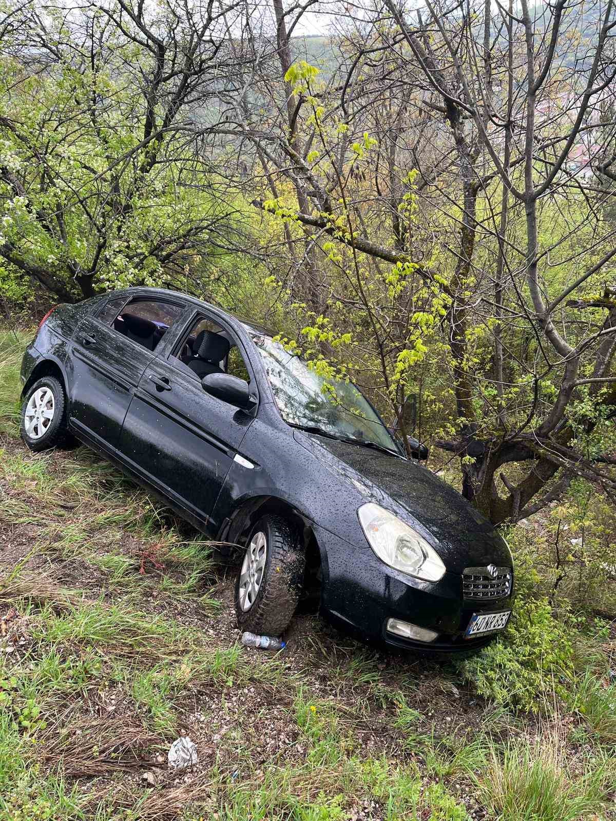 Kontrolden çıkan otomobil şarampole savruldu: 2 yaralı
