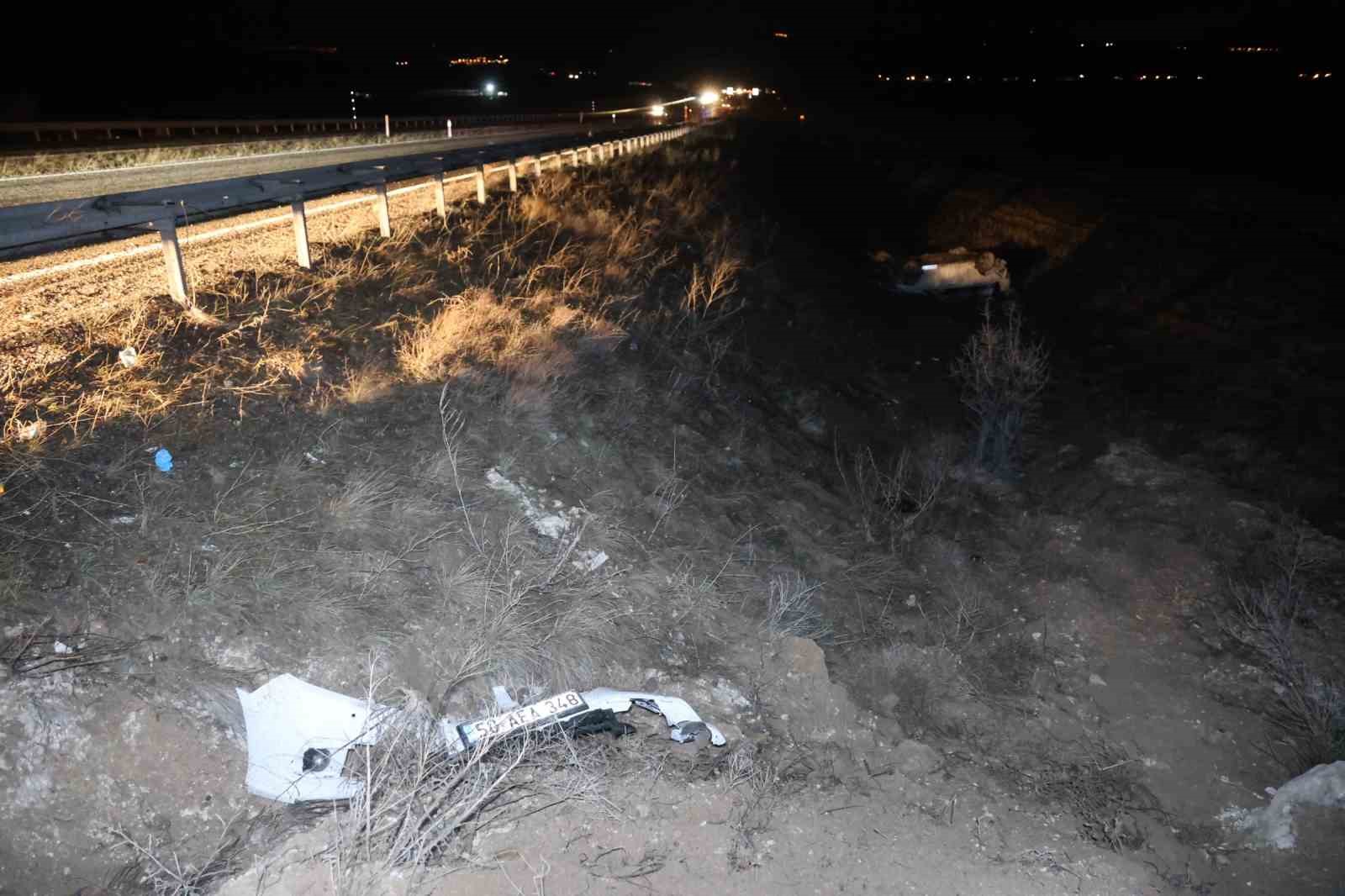 Kontrolden çıkan otomobil şarampole uçtu: 4 yaralı
