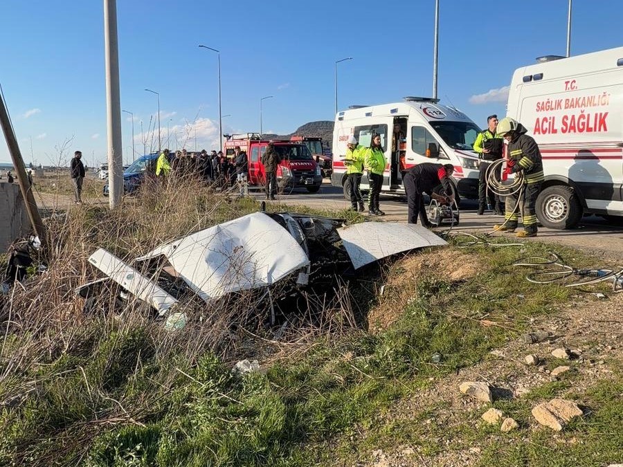 Kontrolden çıkan otomobil şarampole yuvarlandı: 2 yaralı
