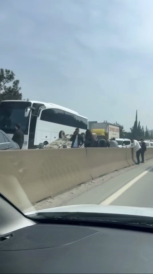 Kontrolden çıkan otomobil takla atıp ters durdu
