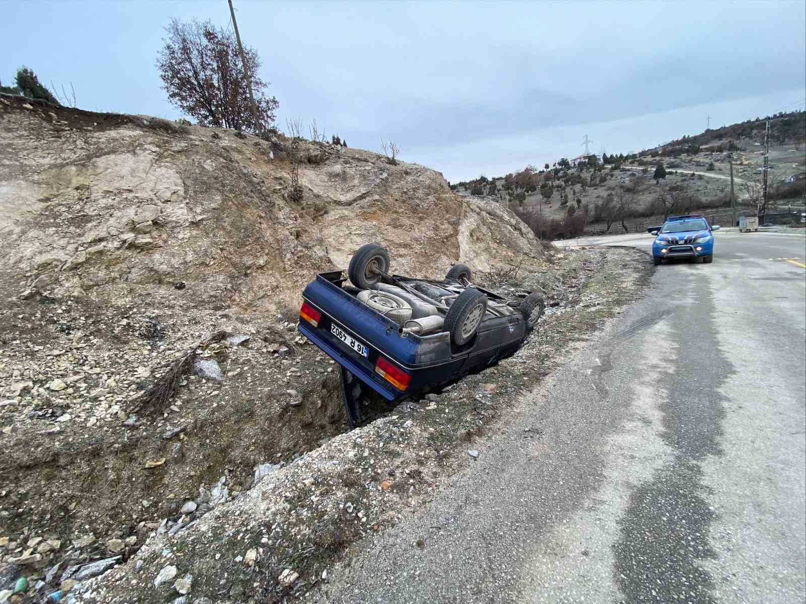 Kontrolden çıkan otomobil takla attı; 2 yaralı
