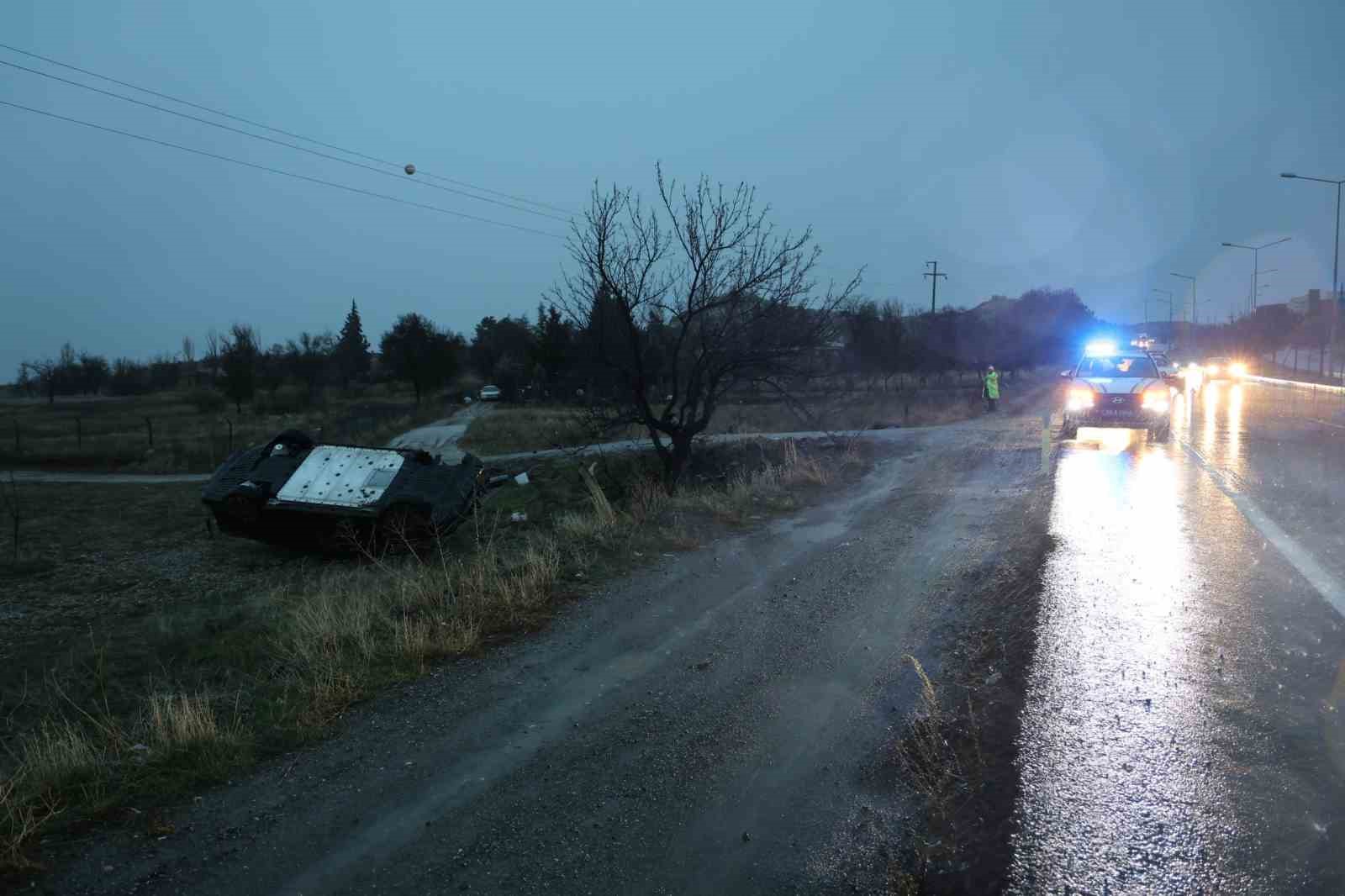 Kontrolden çıkan otomobil takla attı: 2 yaralı
