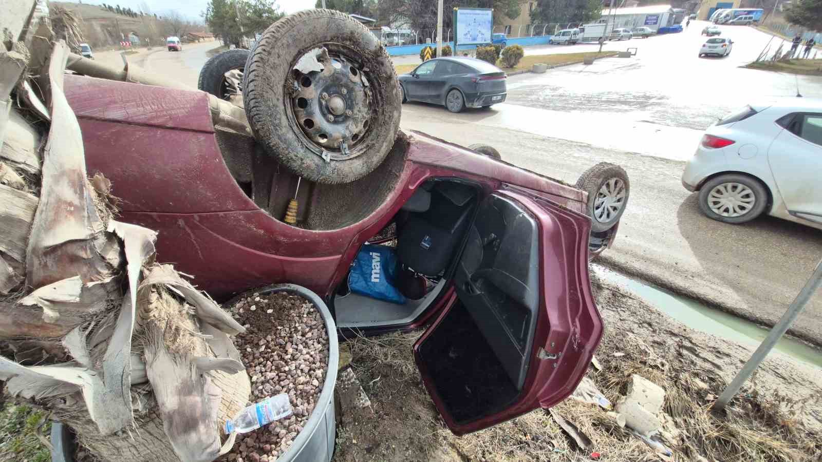 Kontrolden çıkan otomobil takla attı
