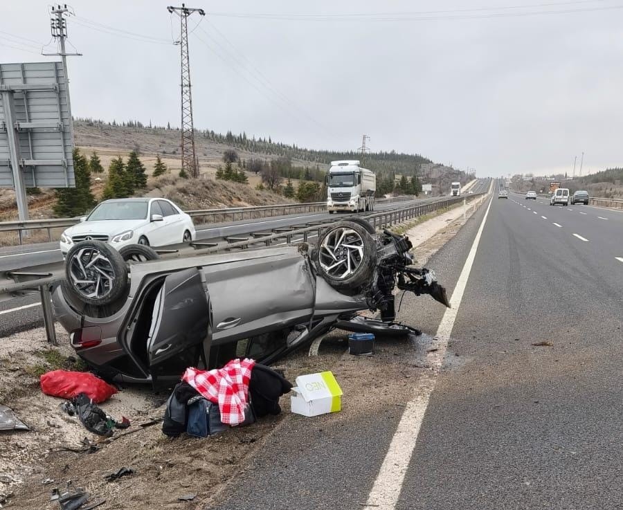 Kontrolden çıkan otomobil ters döndü: 2 yaralı
