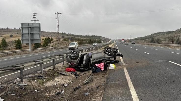 Kontrolden çıkan otomobil ters döndü: 2 yaralı
