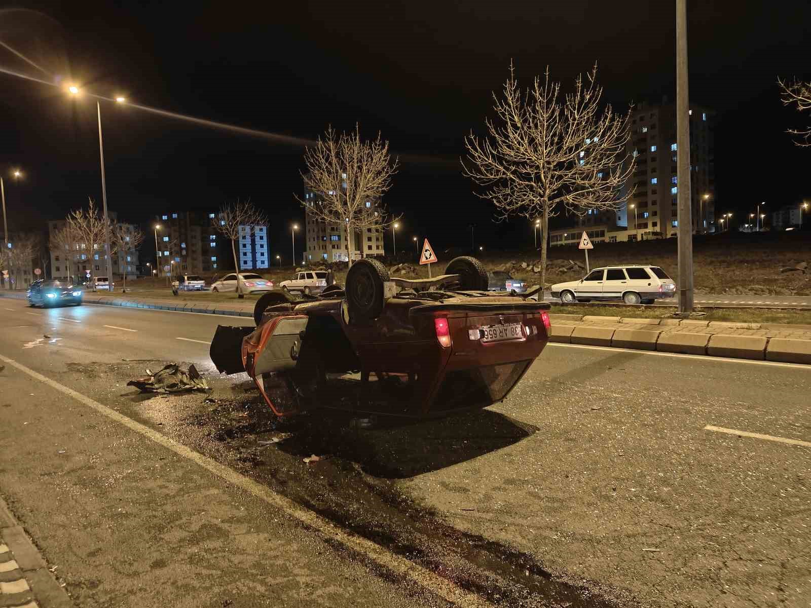 Kontrolden çıkan otomobil ters döndü: 4 yaralı
