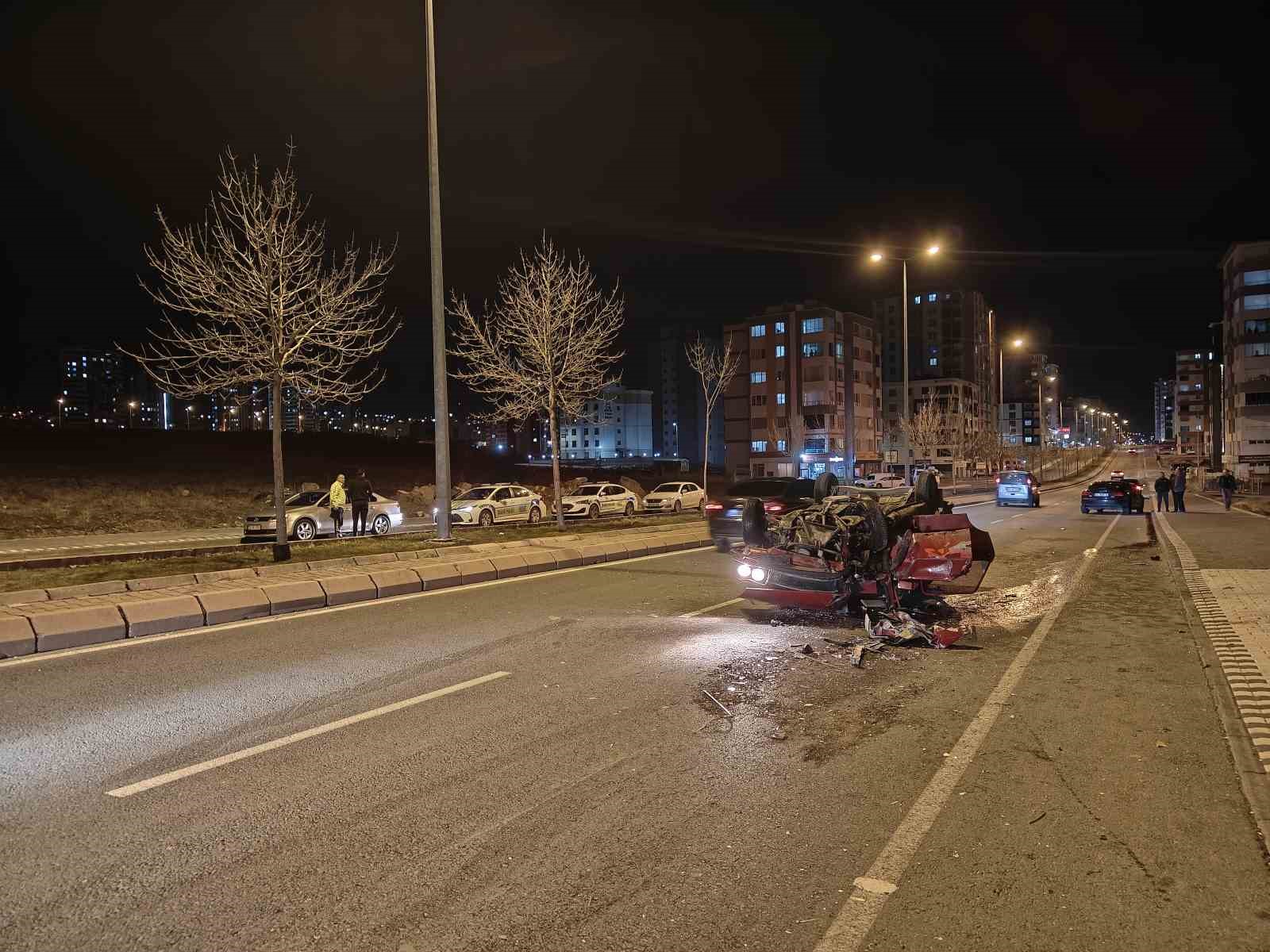 Kontrolden çıkan otomobil ters döndü: 4 yaralı
