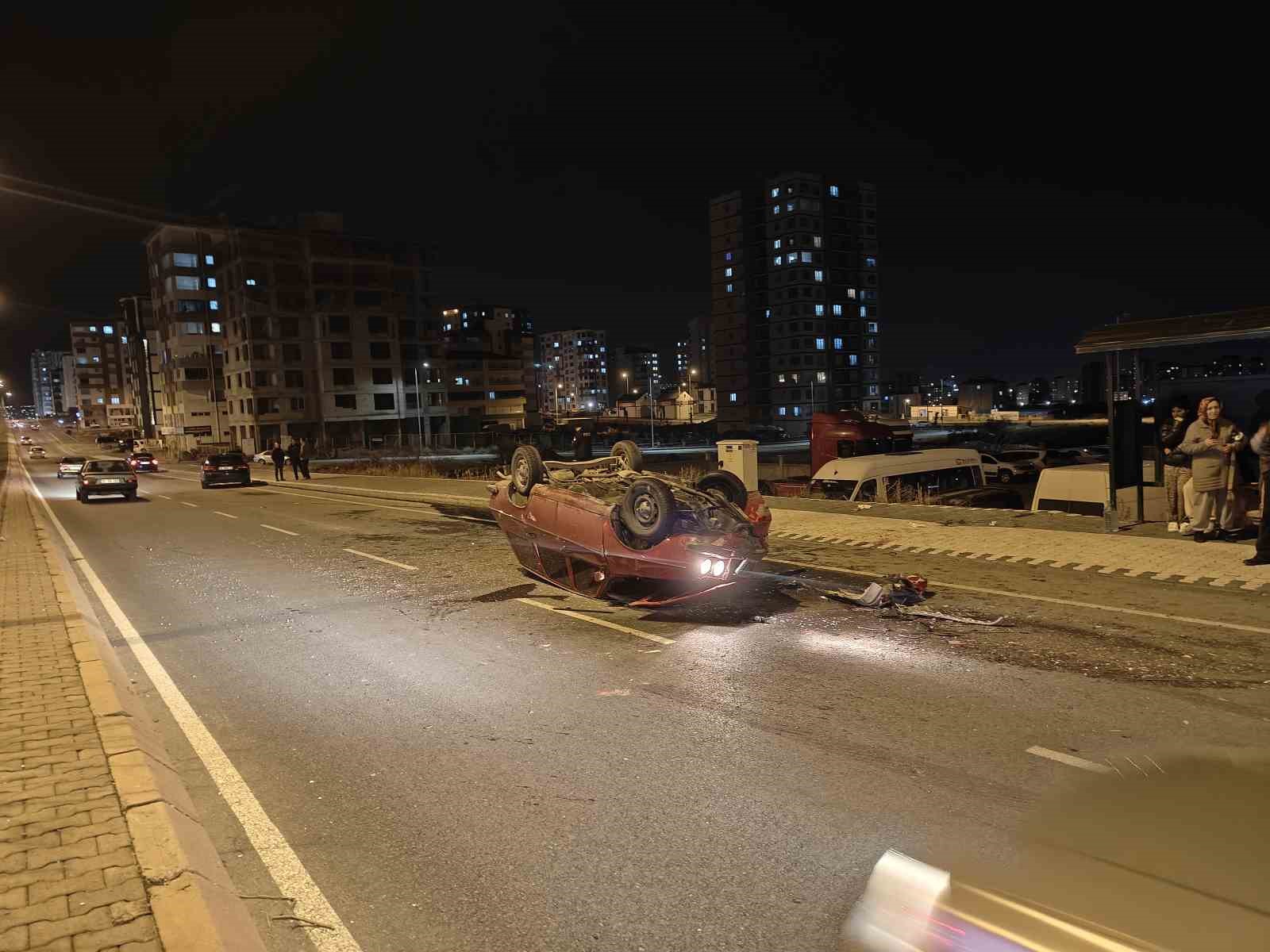 Kontrolden çıkan otomobil ters döndü: 4 yaralı
