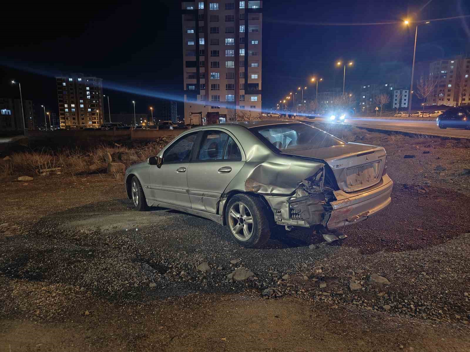 Kontrolden çıkan otomobil ters döndü: 4 yaralı
