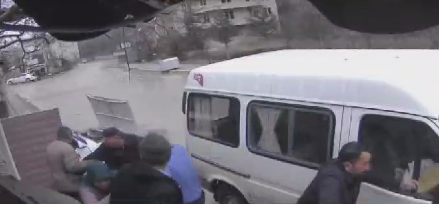 Kontrolden çıkan otomobil ters dönerek demir kapıyı kırıp bahçeye girdi
