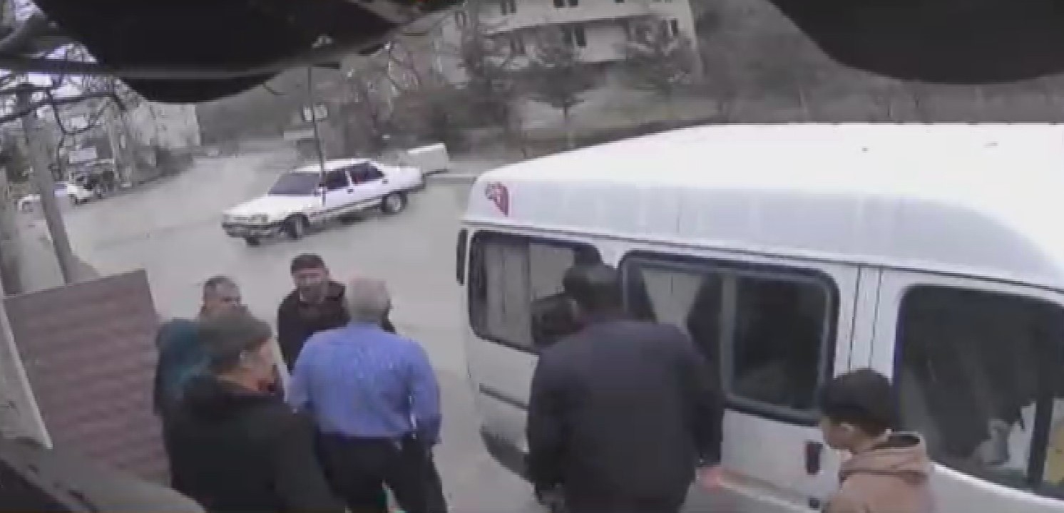 Kontrolden çıkan otomobil ters dönerek demir kapıyı kırıp bahçeye girdi
