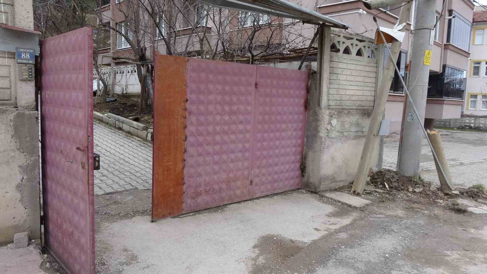 Kontrolden çıkan otomobil ters dönerek demir kapıyı kırıp bahçeye girdi
