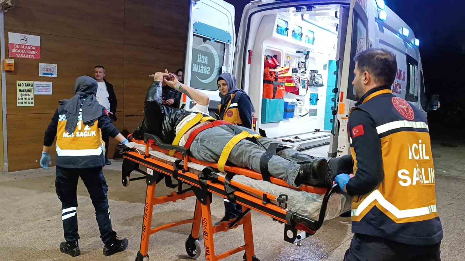 Kontrolden çıkan otomobil yayalara çarptı
