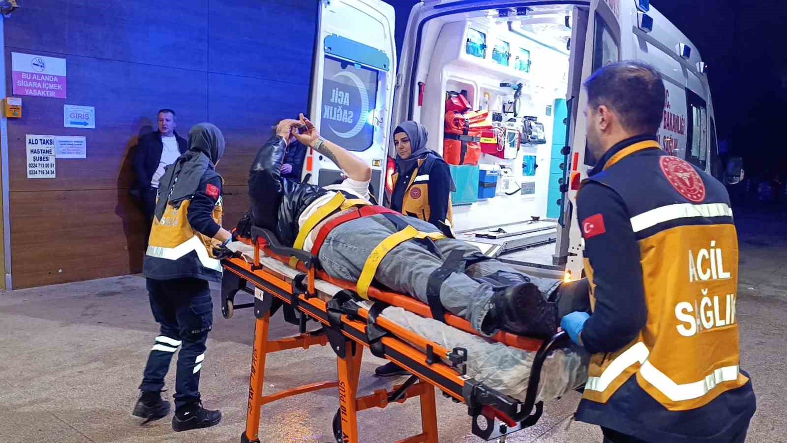 Kontrolden çıkan otomobil yayalara çarptı
