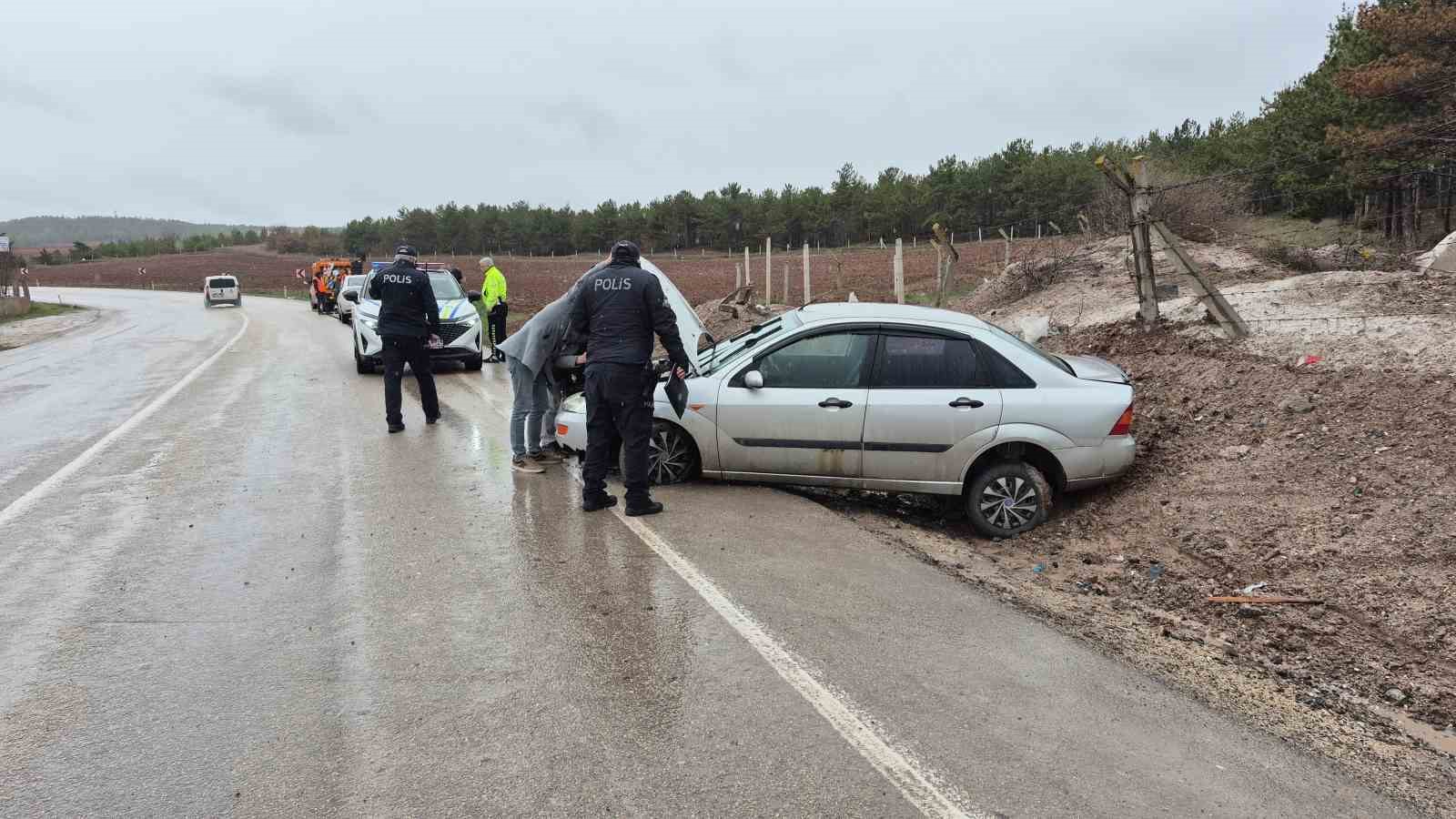 Kontrolden çıkan otomobil yol kenarına savruldu: 3 yaralı
