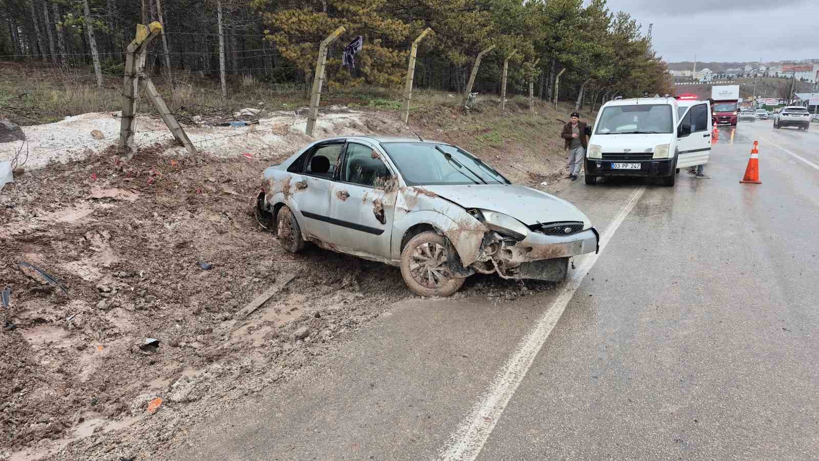 Kontrolden çıkan otomobil yol kenarına savruldu: 3 yaralı
