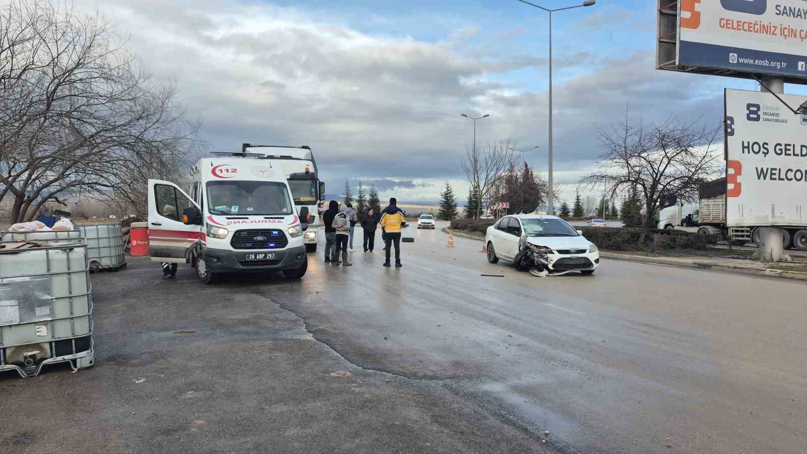 Kontrolden çıkan otomobilin çarptığı tırın deposu patladı
