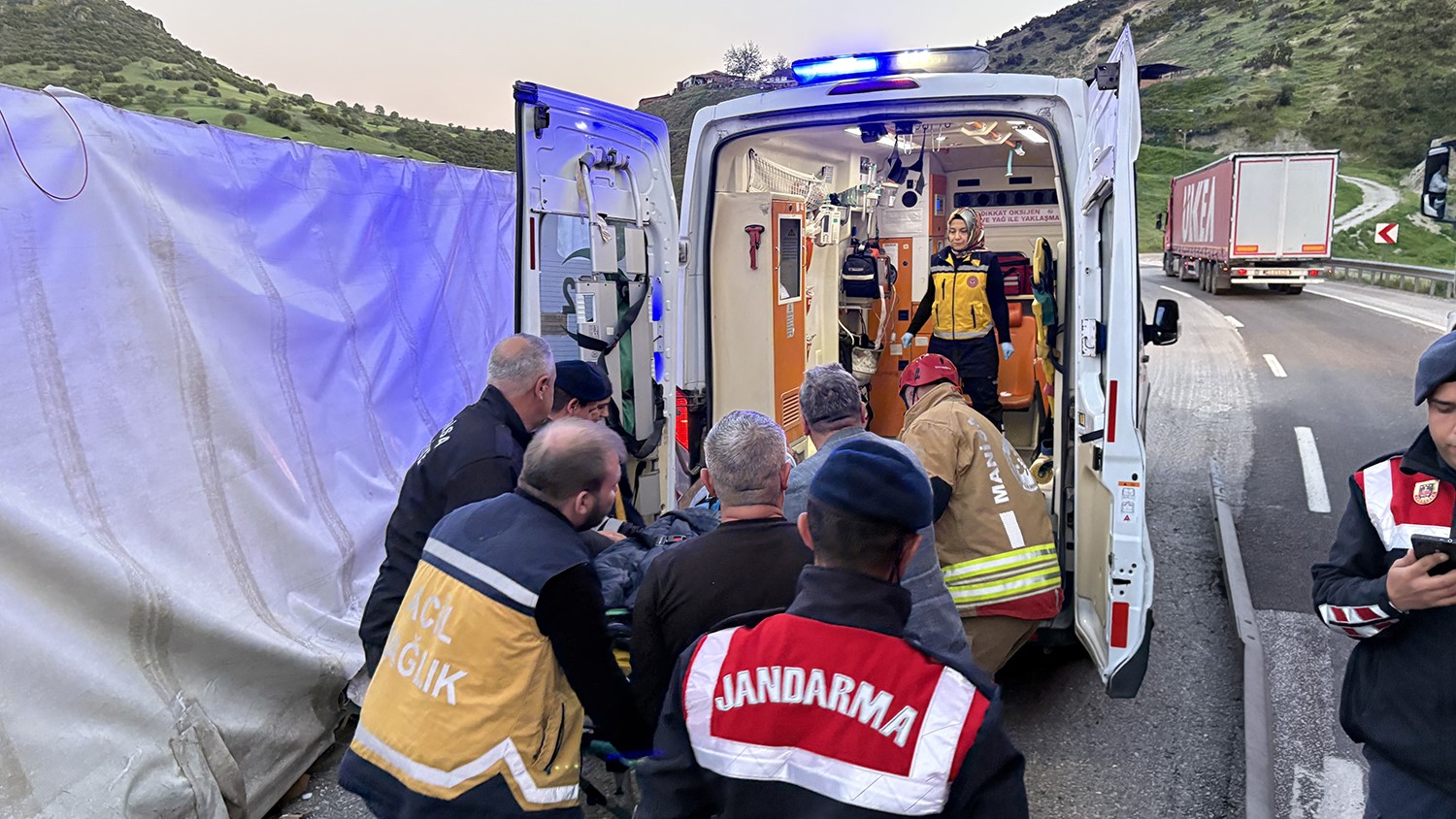 Kontrolden çıkan tır devrildi: 1 yaralı
