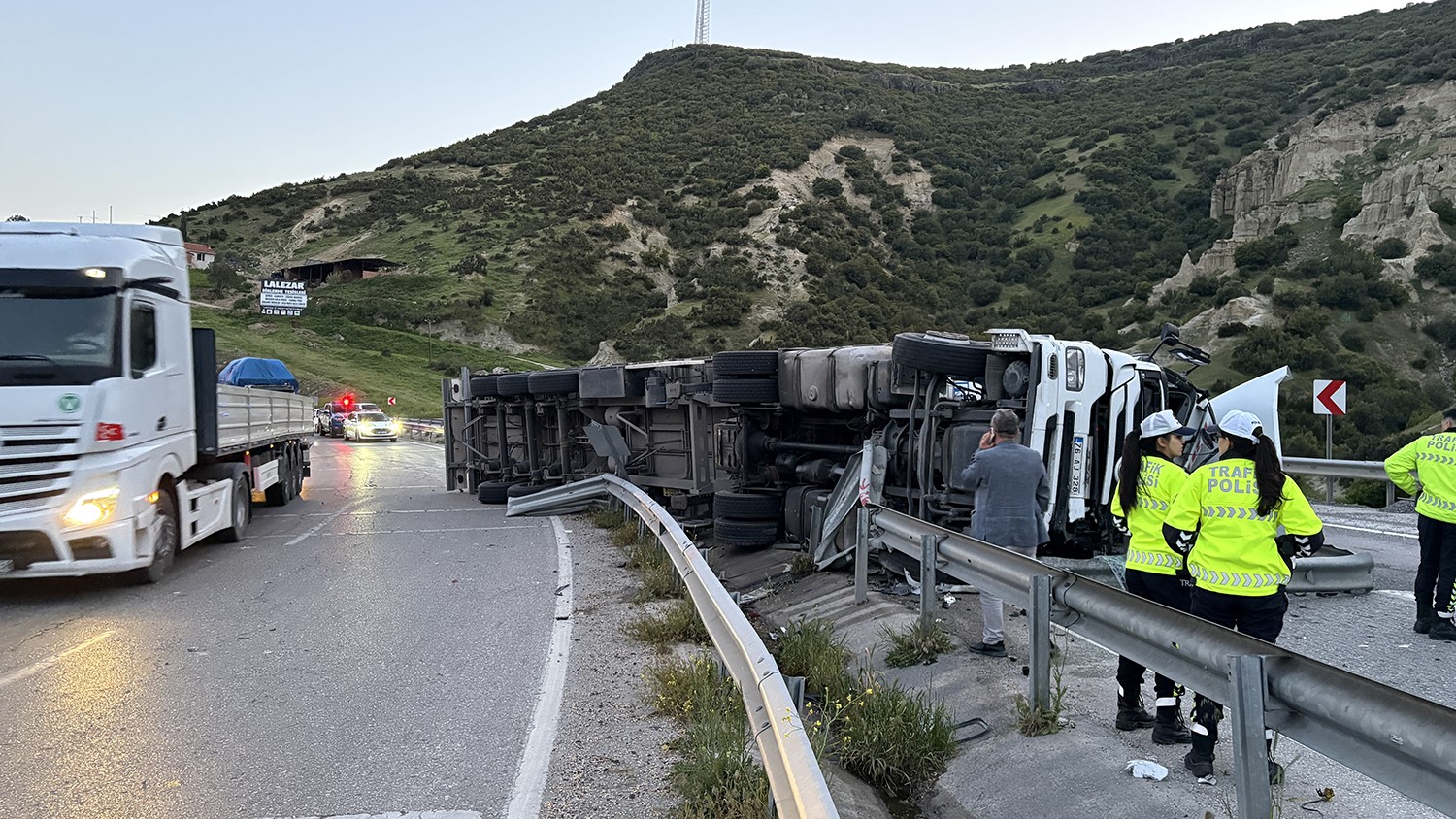 Kontrolden çıkan tır devrildi: 1 yaralı
