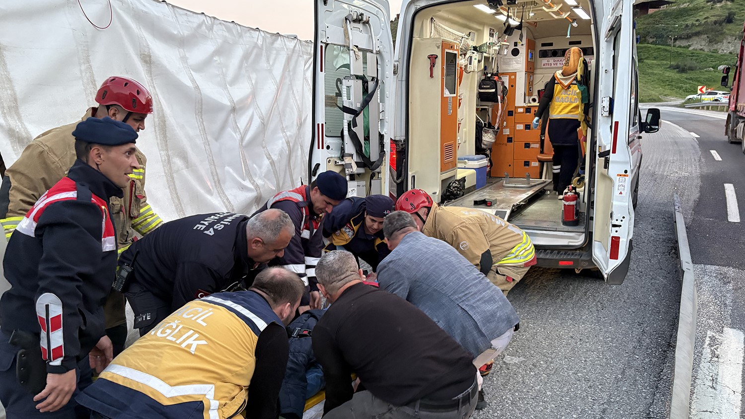 Kontrolden çıkan tır devrildi: 1 yaralı
