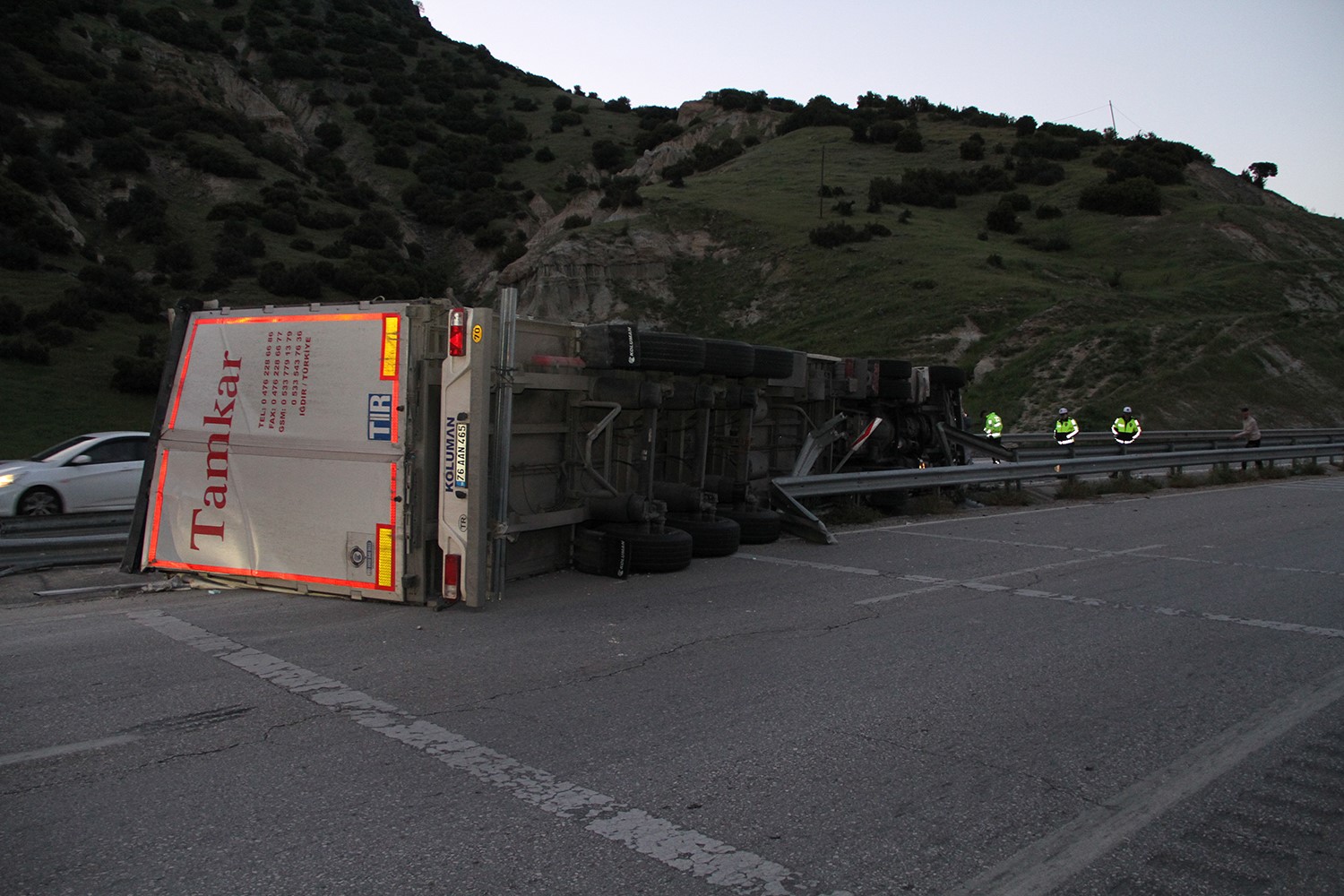 Kontrolden çıkan tır devrildi: 1 yaralı

