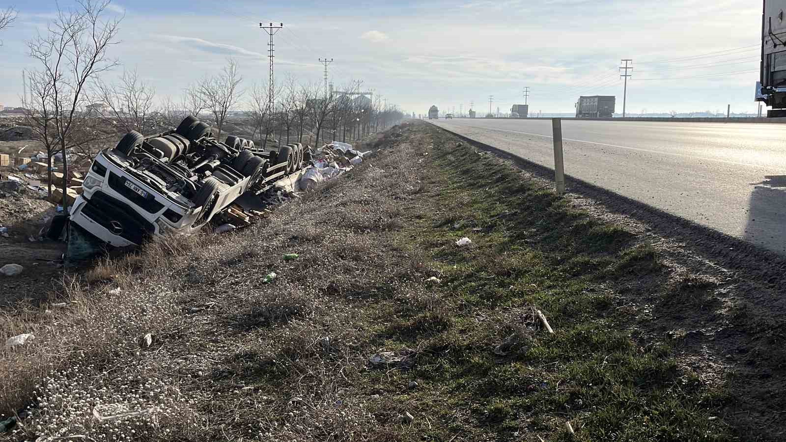 Kontrolden çıkan tır şarampole devrildi: 2 yaralı
