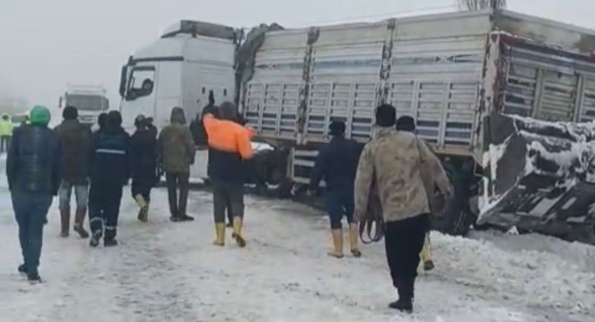 Kontrolden çıkan tır yolu kapattı, kilometrelerce araç kuyruğu oluştu
