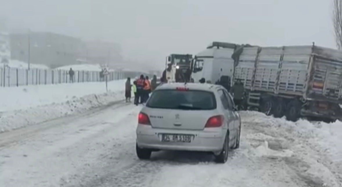 Kontrolden çıkan tır yolu kapattı, kilometrelerce araç kuyruğu oluştu
