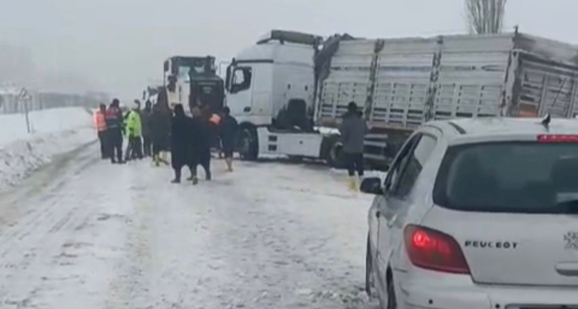 Kontrolden çıkan tır yolu kapattı, kilometrelerce araç kuyruğu oluştu
