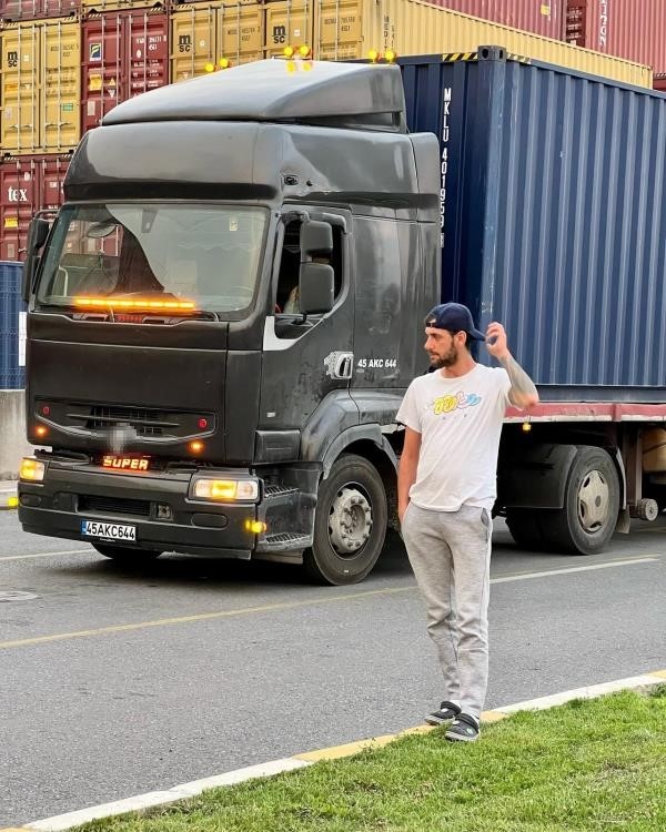 Kontrolden çıkan tırın raylara uçtuğu kazada tren seferleri durduruldu: 1 ölü
