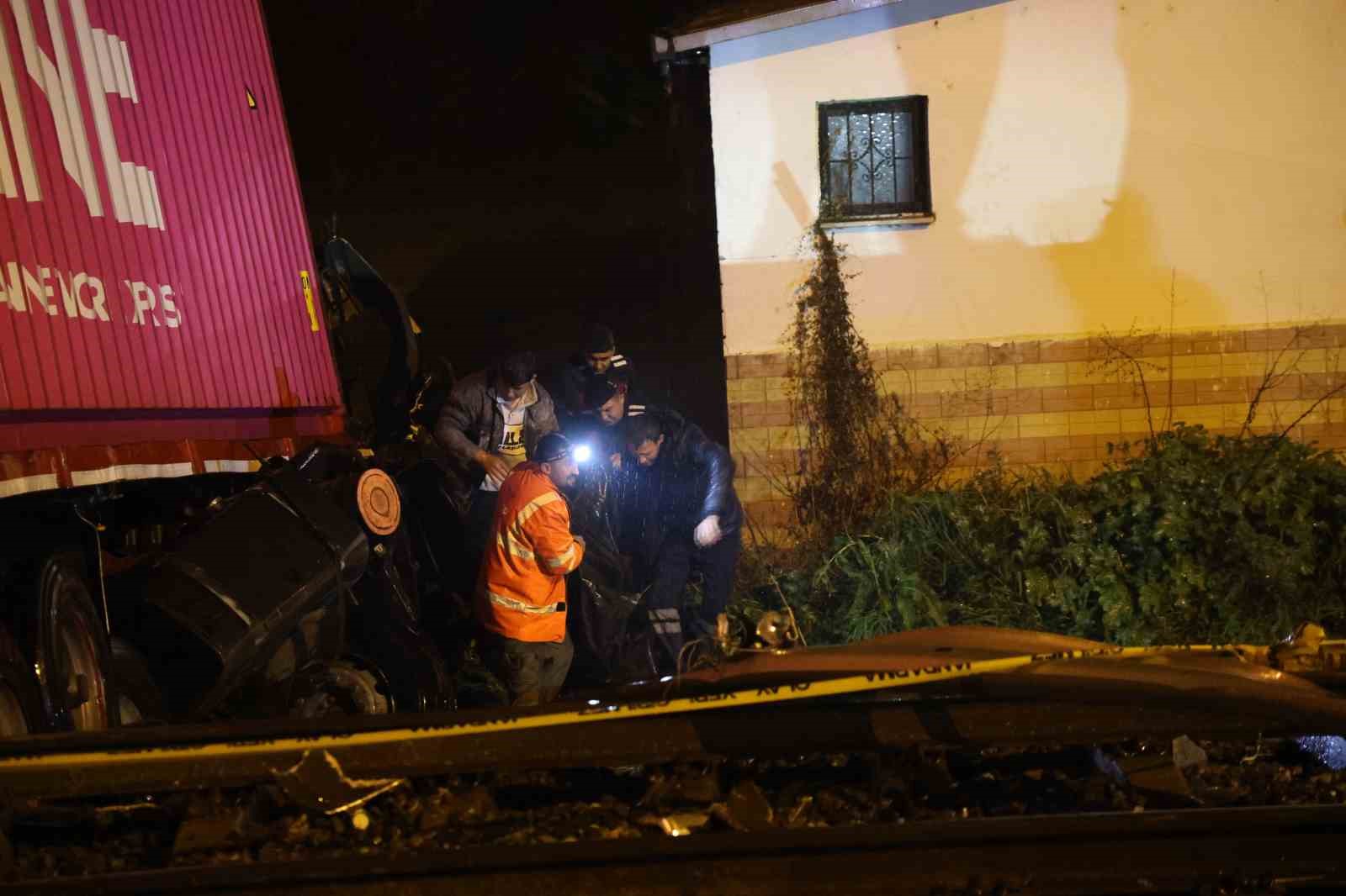 Kontrolden çıkan tırın raylara uçtuğu kazada tren seferleri durduruldu: 1 ölü
