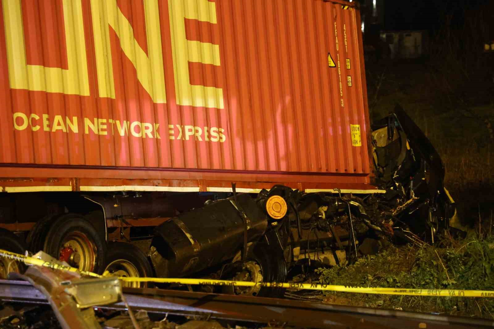 Kontrolden çıkan tırın raylara uçtuğu kazada tren seferleri durduruldu: 1 ölü
