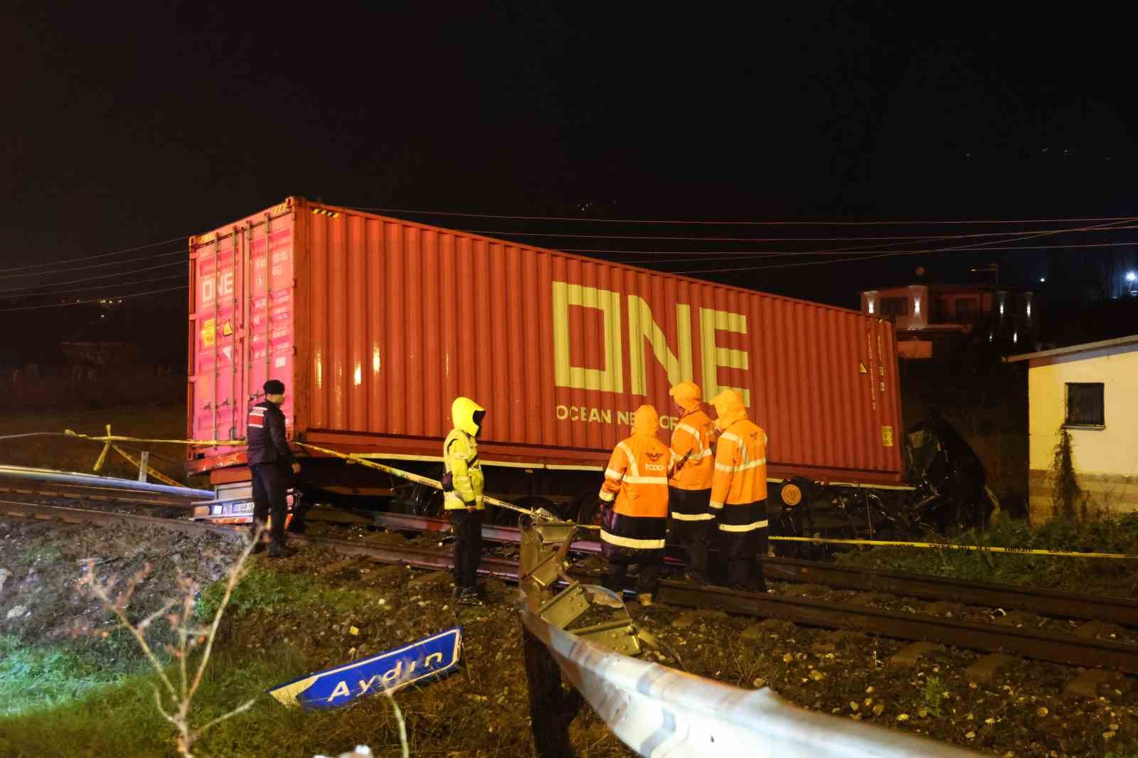 Kontrolden çıkan tırın raylara uçtuğu kazada tren seferleri durduruldu: 1 ölü
