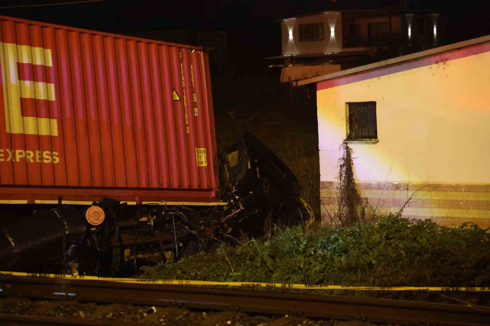 Kontrolden çıkan tırın raylara uçtuğu kazada tren seferleri durduruldu: 1 ölü
