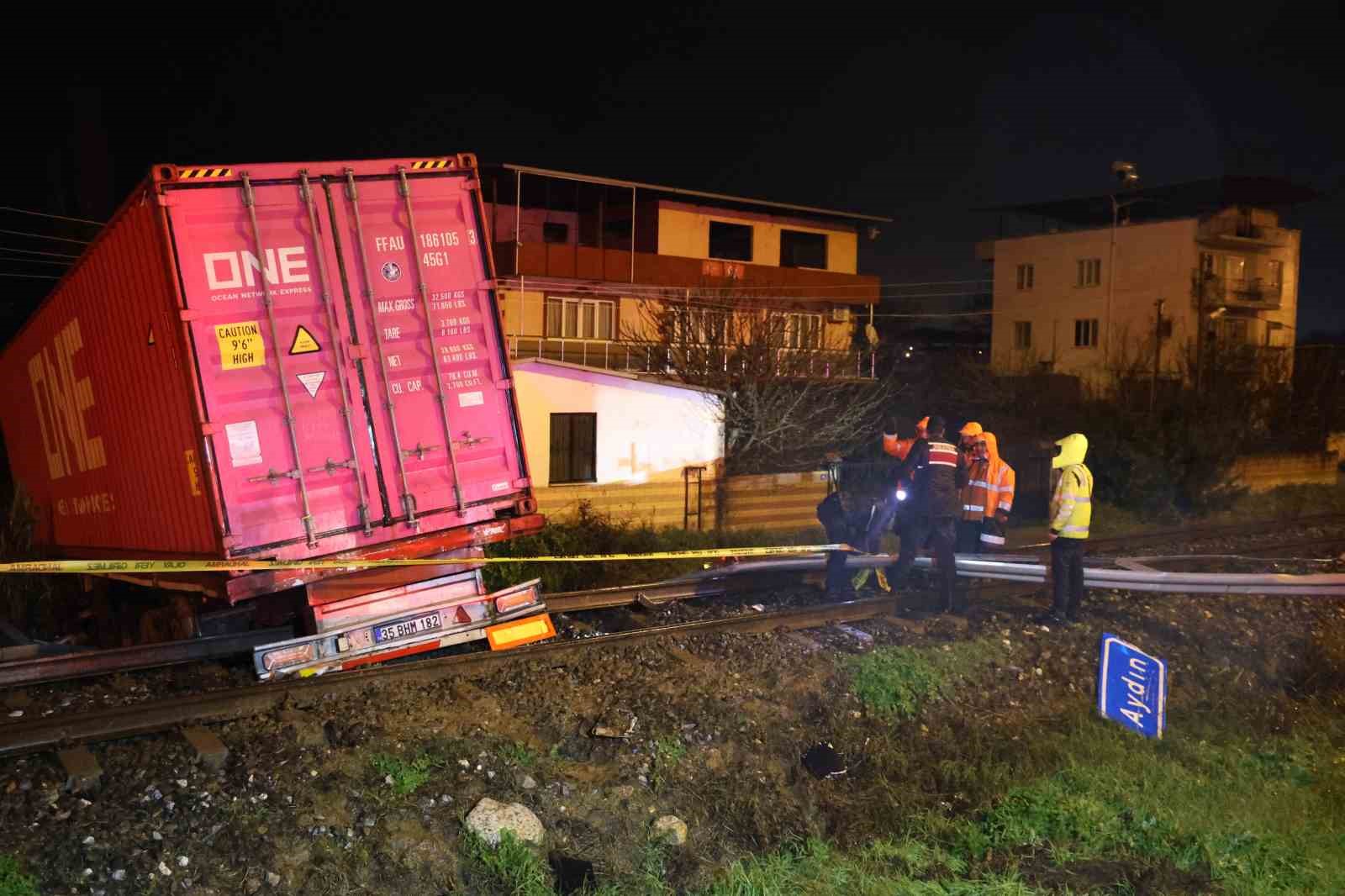Kontrolden çıkan tırın raylara uçtuğu kazada tren seferleri durduruldu: 1 ölü
