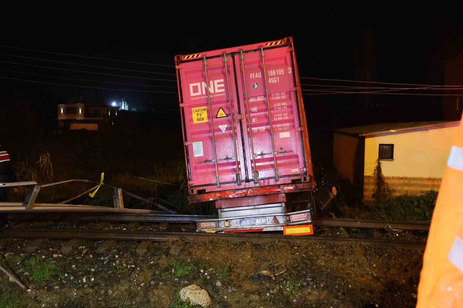 Kontrolden çıkan tırın raylara uçtuğu kazada tren seferleri durduruldu: 1 ölü
