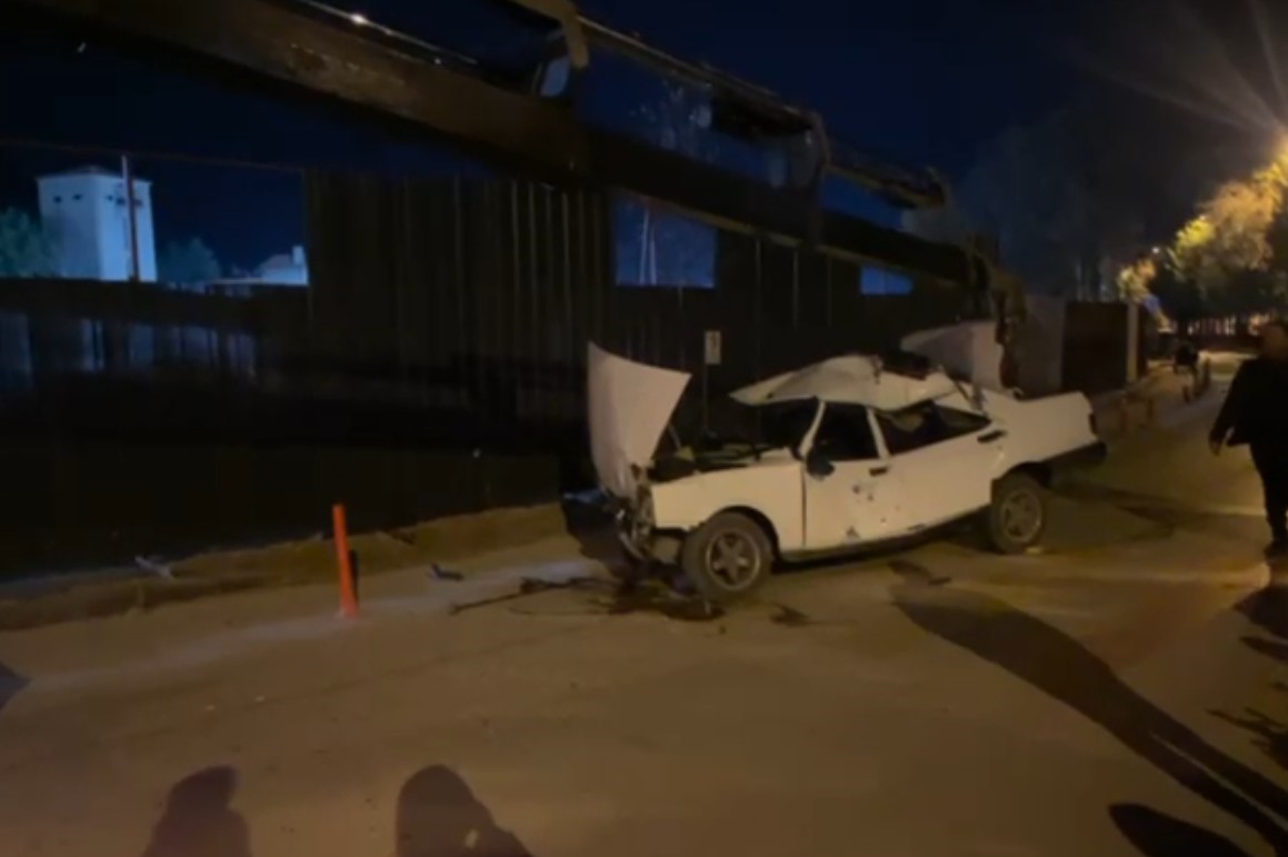 Kontrolden çıkan Tofaş inşaat sahasına uçtu
