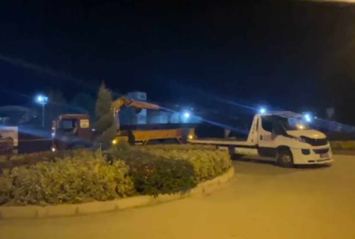 Kontrolden çıkan Tofaş inşaat sahasına uçtu
