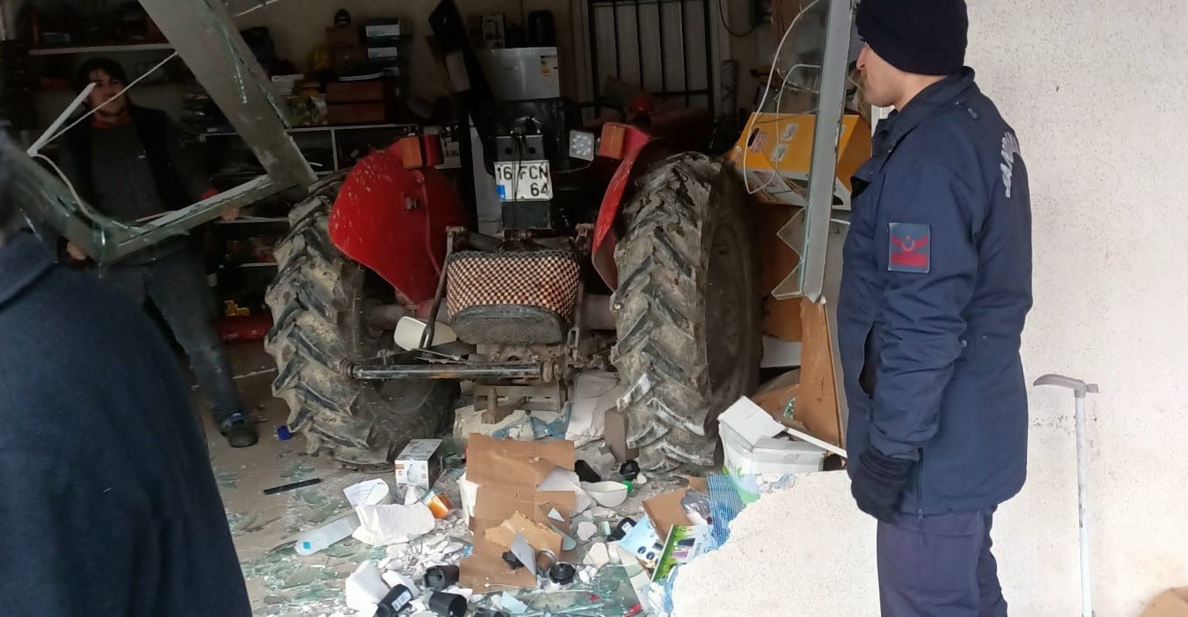 Kontrolden çıkan traktör iş yerine daldı
