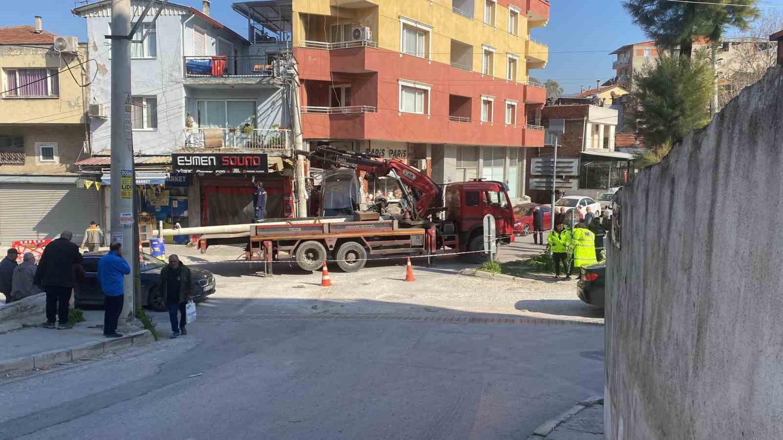 Kontrolden çıkan vincin otomobilleri sürüklediği anlar kamerada
