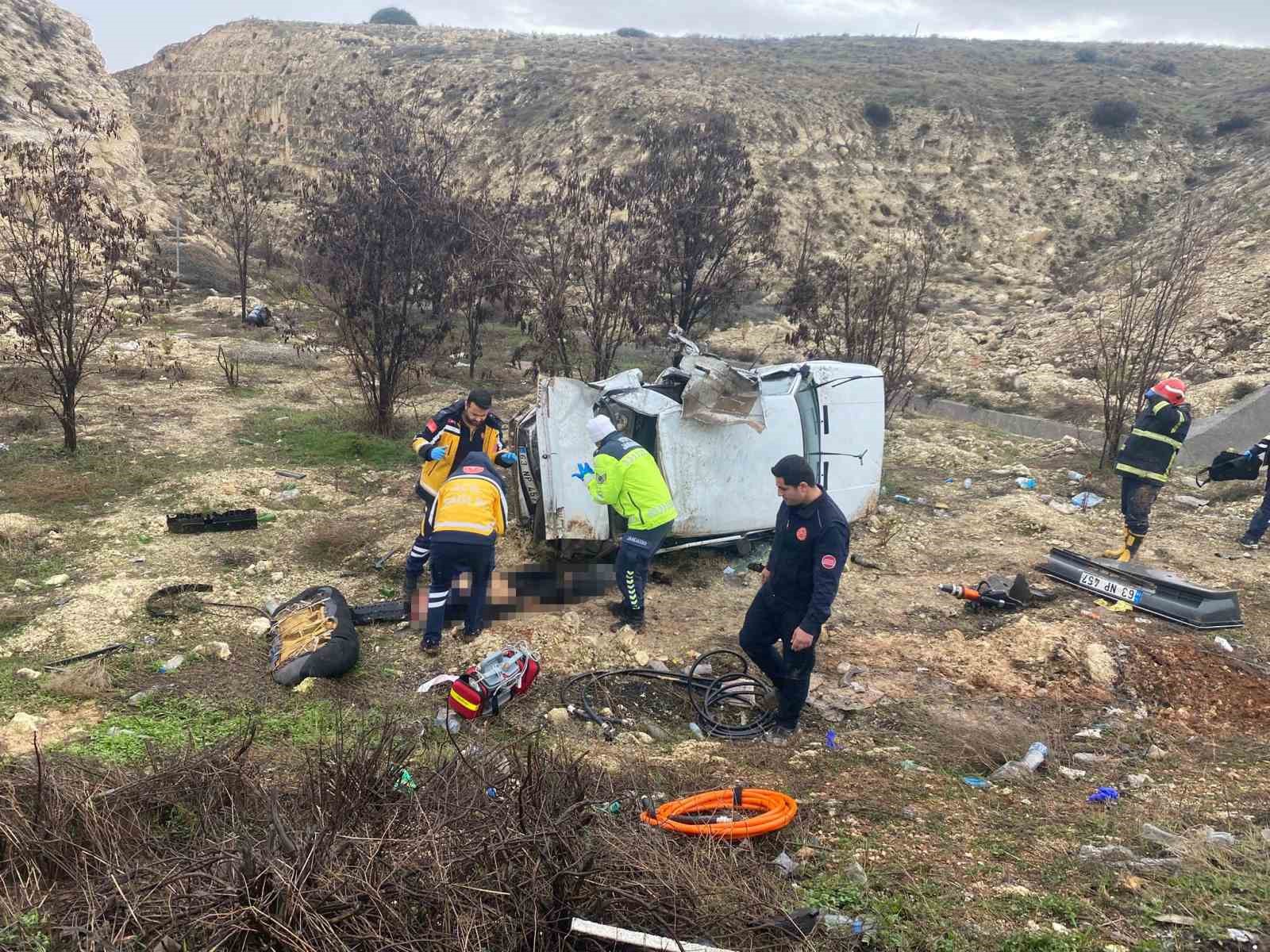 Kontrolden çıkarak şarampole uçan otomobilin sürücüsü hayatını kaybetti
