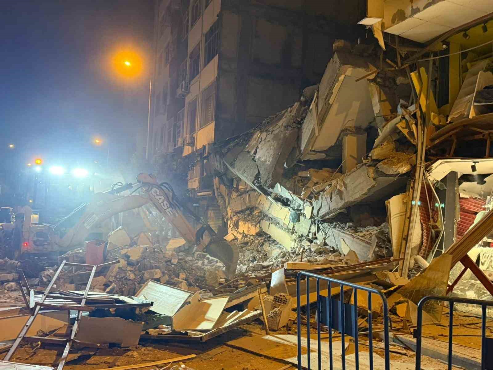 Kontrollü yıkımda çöken binada canlı izine rastlanmadı
