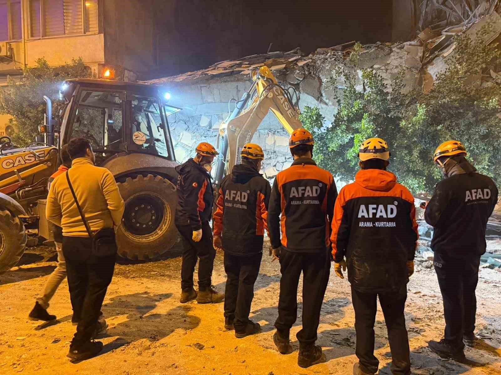 Kontrollü yıkımda çöken binada canlı izine rastlanmadı
