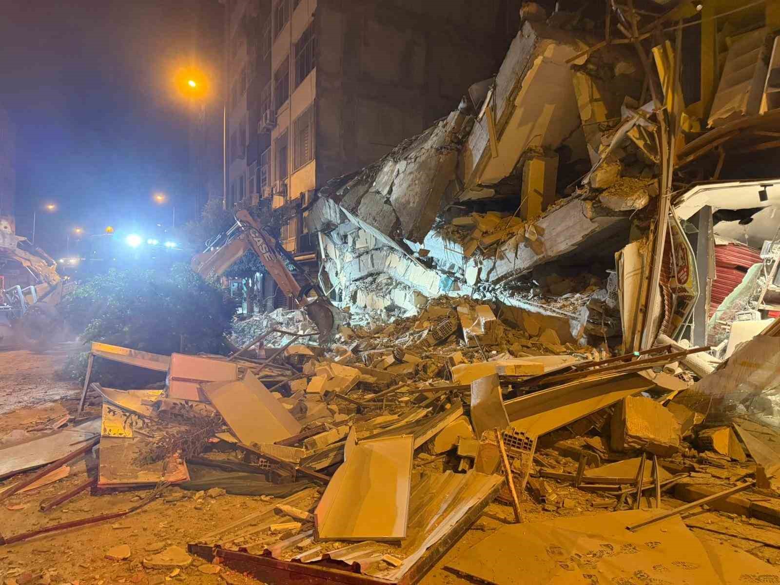 Kontrollü yıkımda çöken binada canlı izine rastlanmadı
