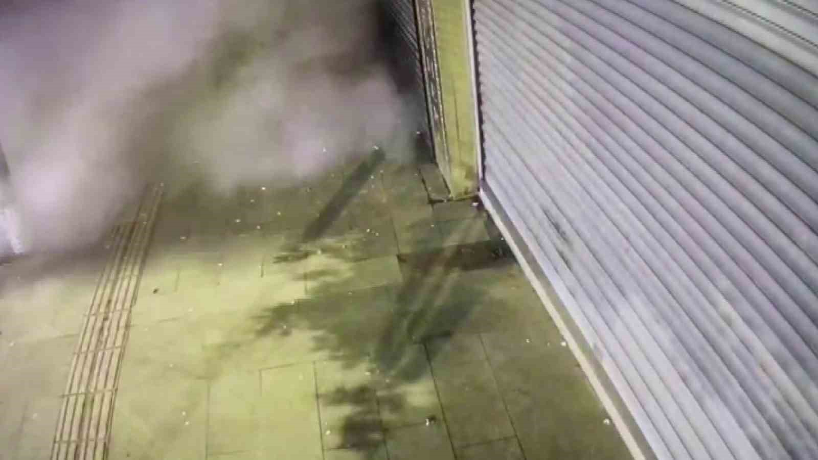 Kontrollü yıkımda çöken binadan koşarak kurtulan anne ve kızın kaçış anları kameraya yansıdı
