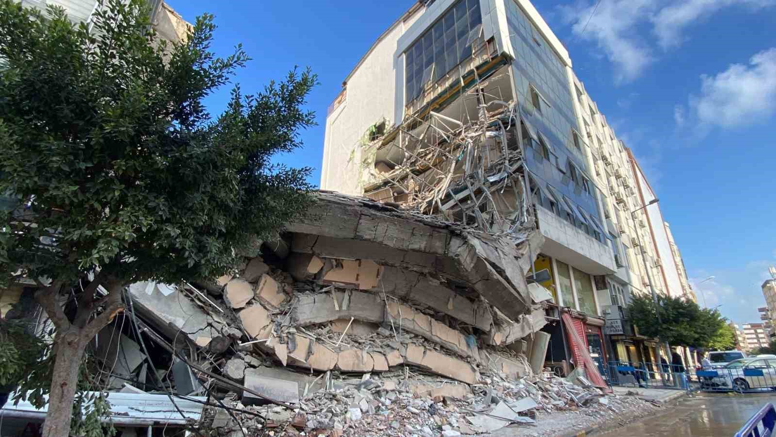 Kontrollü yıkımda çöken binadan koşarak kurtulan anne ve kızın kaçış anları kameraya yansıdı
