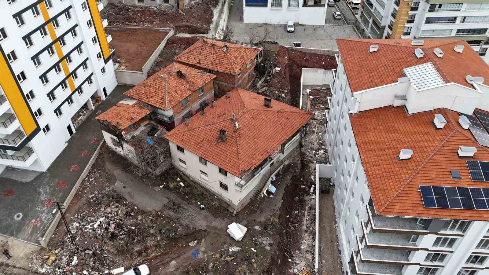 Kontrolsüz inşaat çalışması bitişiğindeki binanın temelinde hasara neden oldu
