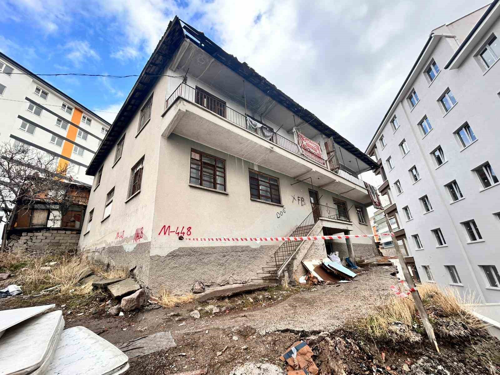 Kontrolsüz inşaat çalışması bitişiğindeki binanın temelinde hasara neden oldu
