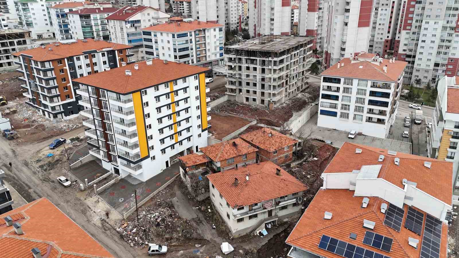 Kontrolsüz inşaat çalışması bitişiğindeki binanın temelinde hasara neden oldu
