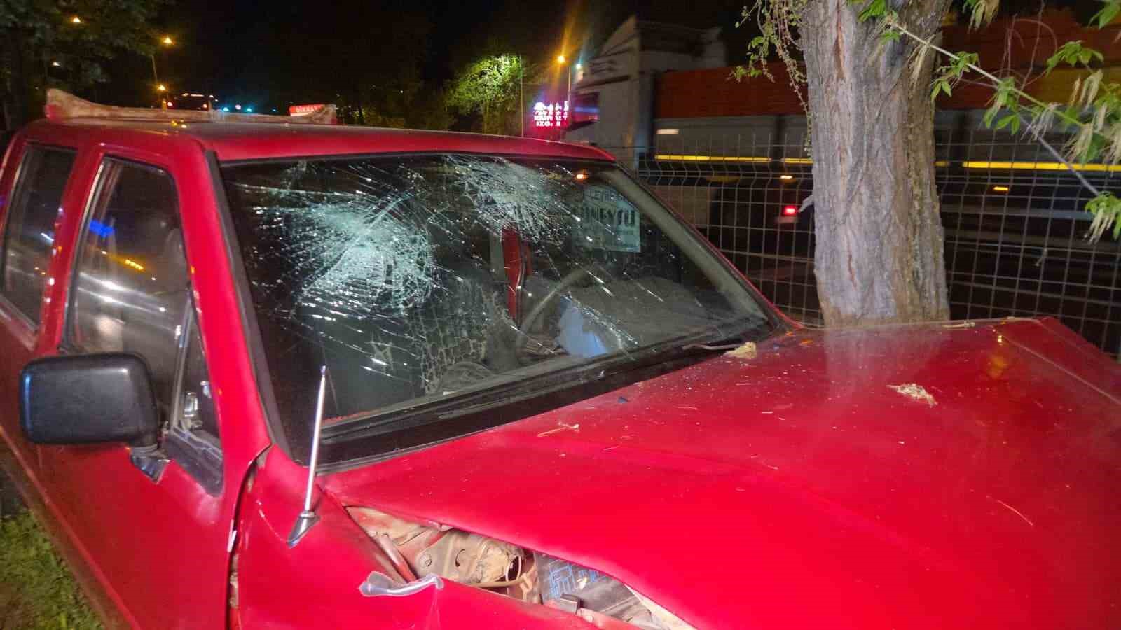 Kontrolü kaybeden kamyonet orta refüje savruldu; 1 yaralı
